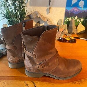Teva De La Vina brown boots 6